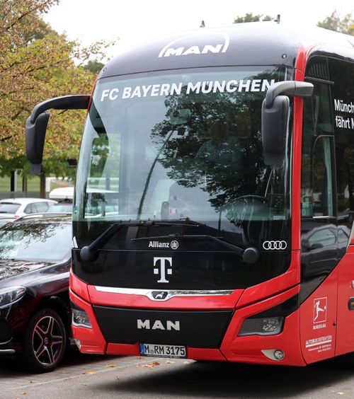 Bayern, plângere la UEFA  Autocarul bavarezilor,  atacat cu pietre  în Barcelona: „Opera unor lași”