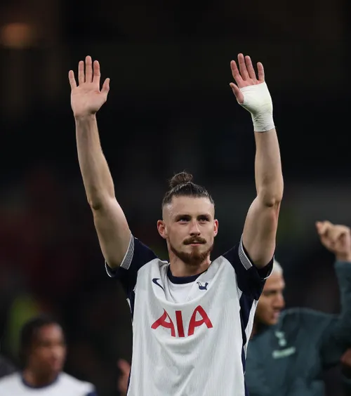 Profită Drăgușin?  „Tricolorul” ar putea prinde  primul „11”  la Tottenham și în Premier League. Jucătorul de care depinde totul