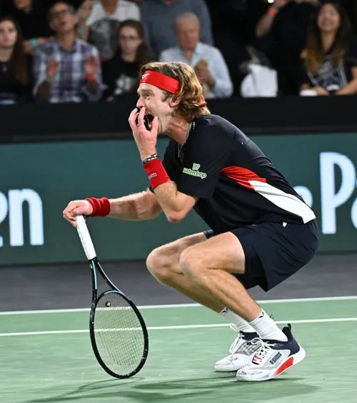 Rublev și Medvedev, scene șocante  Ieșiri necontrolate la ATP Paris ale jucătorilor din Rusia »  S-a lovit singur până când a început  să sângereze