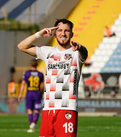 Decisiv    Deian Sorescu  a înscris un gol de trei puncte pentru Gaziantep și i-a dedicat reușita lui Alex Maxim