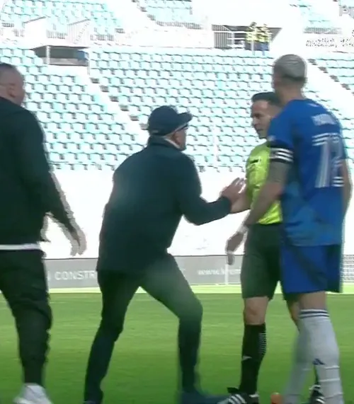 Scene incredibile   Adrian Mititelu  a intrat pe teren și a vrut să oprească FC U Craiova - Ceahlăul: „Nemernicule! Tu să ieși, tu!”