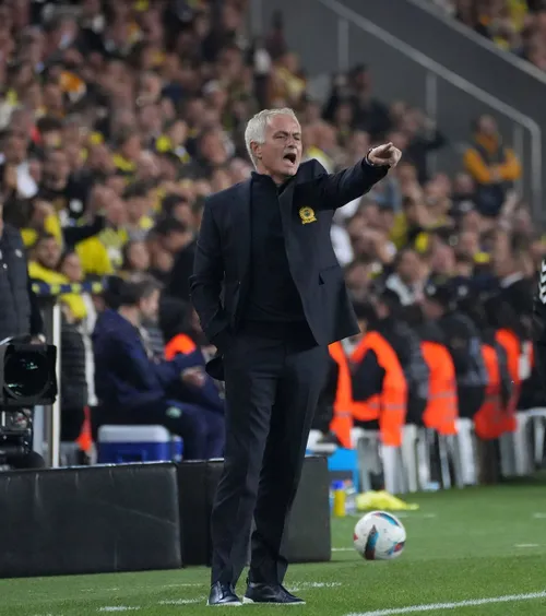 Jose Mourinho, supărat pe Fener  „The Special One” l-a făcut praf pe arbitrul VAR de la meciul cu Trabzonspor și a mărturisit:  „Sunt supărat pe cei care m-au adus aici” 