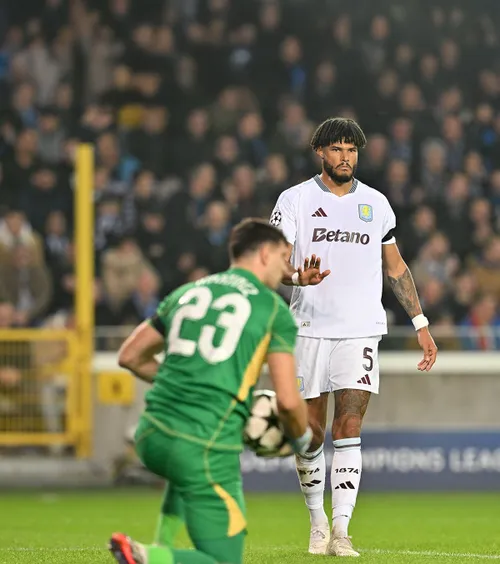 Gafă uriașă în UCL  Momentul în care fundașul lui Aston Villa  ia mingea în mână  în propriul careu, deși era în joc. Decizia arbitrului