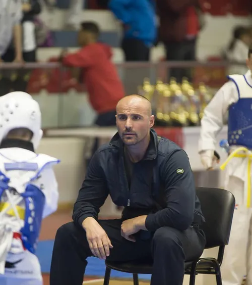 Scandalos! VIDEO: Un antrenor de taekwondo și-a lovit fiica după finala pierdută:  „Trebuia s-o calmez” . Fata are 8 ani!