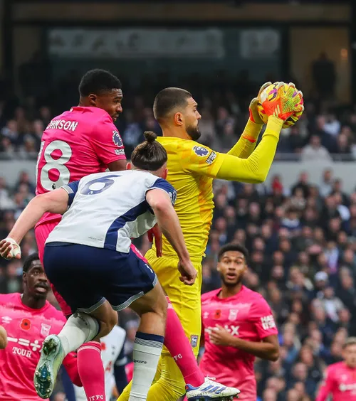 Pedepsitul e în mare formă!  Portarul naționalei Kosovo vine la București  să închidă poarta . A fost eroul lui Ipswich cu Tottenham