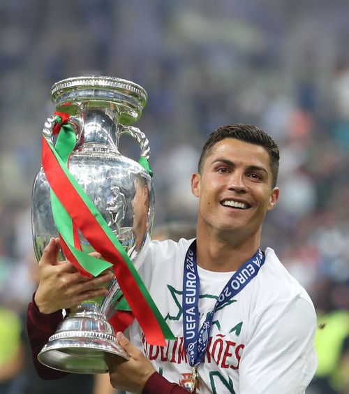 Cristiano Ronaldo, premiat  Portughezul a primit un trofeu pentru 200 de selecții și a  criticat  jucătorii din țara sa: „Sunt dezamăgit”