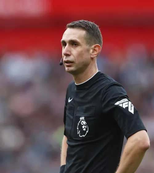 Incredibil! Ce făcea arbitrul  suspendat de Premier League și UEFA  la pauza meciului în care Drăgușin a fost integralist