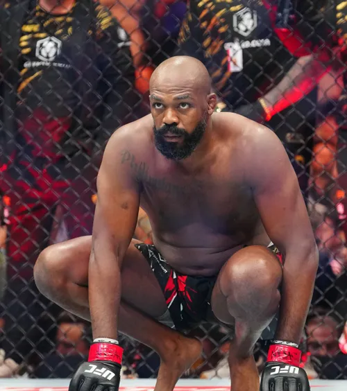 Trump, imitat în gala UFC  Jon Jones și-a apărat titlul și apoi a început să danseze ca  Trump  » Președintele ales era de față. Momentul a devenit viral