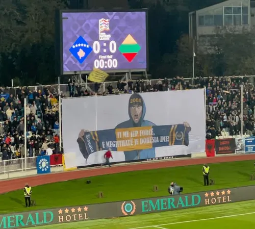 Mesajele ultrașilor din Kosovo  La meciul câștigat cu Lituania, 1-0, suporterii n-au uitat de România:  „Ce rămâne când onoarea dispare?”