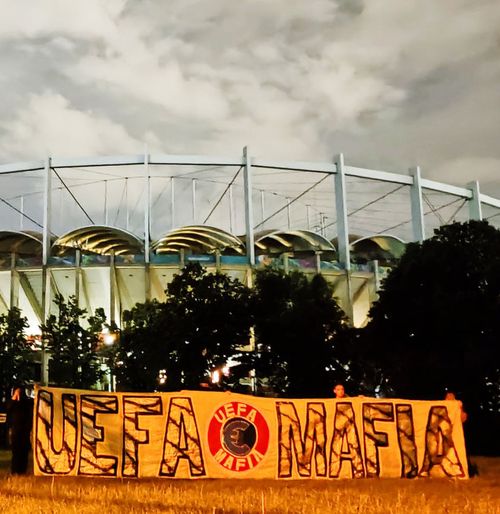 „UEFA = MAFIA”   Suporterii cer FRF să conteste la TAS verdictul UEFA: „Această  decizie scandaloasă  trebuie rejudecată!”