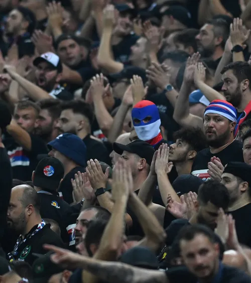 Cu cine votează fanii CSA Steaua  Cea mai reprezentativă pagină de Facebook a suporterilor Stelei a indicat  „singurul partid care nu a dat mâna cu Becali”