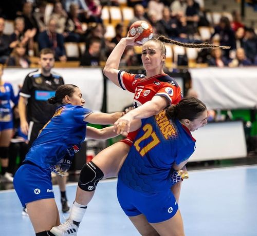 România, în genunchi  Naționala de handbal feminin  a pierdut la scor  și duelul cu Norvegia. Urmează Campionatul European