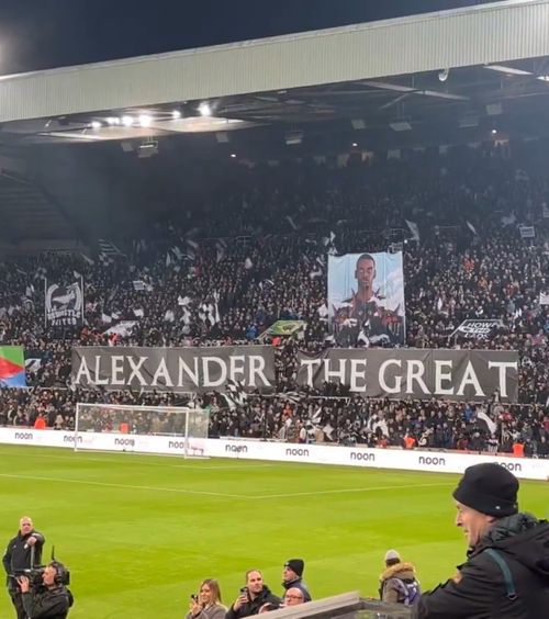 Scenografie specială   Fanii lui Newcastle  insistă  ca Isak să rămână pe St. James' Park: „Alexandru cel Mare”