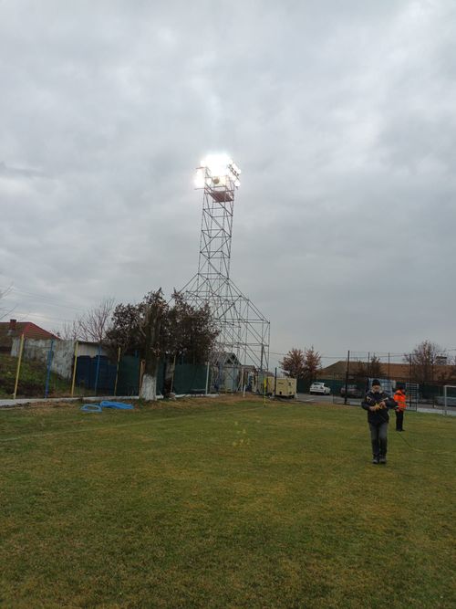 Stâlpi de nocturnă, montați pentru meciul Agricola Borcea - FCSB. Foto: GOLAZO.ro