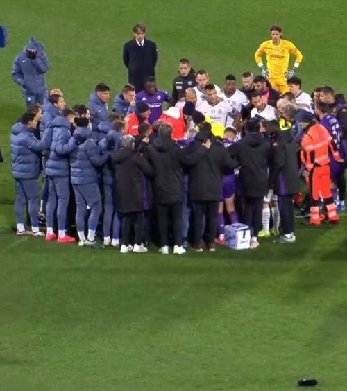 Momente înfiorătoare  Edoardo Bove s-a prăbușit  în timpul meciului Fiorentina - Inter! Jucătorii, în lacrimi pe teren + informații noi despre starea mijlocașului