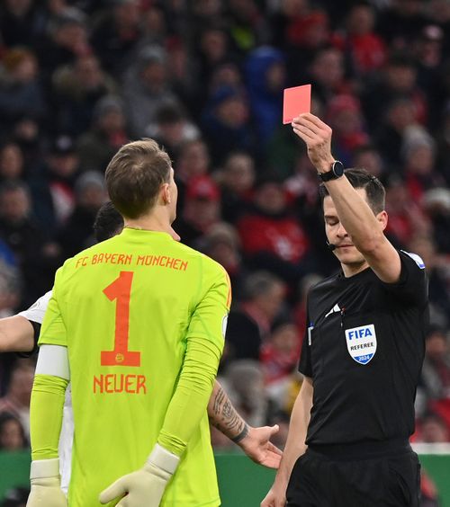 Neuer, eliminat  Portarul legendar a văzut  primul cartonaș roșu  al carierei! Fără el, Bayern n-a rezistat în fața lui Leverkusen