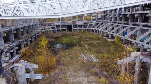 Imagini din dronă cu șantierul patinoarului „Mihai Flamaropol”: graffiti, infiltrații și o deltă urbană (foto: Iosif Popescu/GOLAZO.ro)