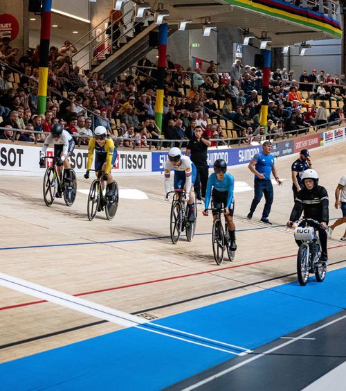 Accident violent pe velodrom   VIDEO:  Momentul în care două cicliste  „zboară” cu bicicletele  în spectatori » A fost implicată și o campioană de la JO 2024