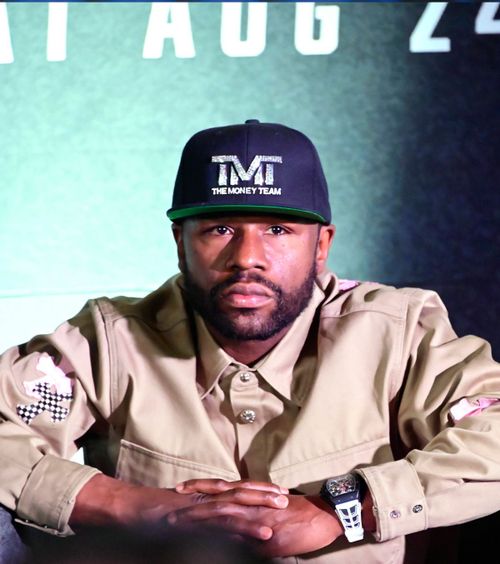 Mayweather, agresat în Londra  Legendarul boxer, escortat de bodyguarzi » Mesajul pentru care a fost  asaltat de o mulțime furibundă