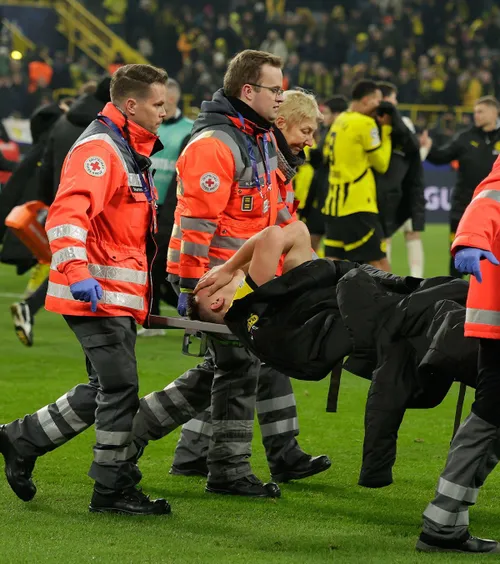 Accidentare horror!   FOTO:  Cât va sta pe bară jucătorul Borussiei Dortmund.  S-a rupt  la ultima fază a meciului cu Barcelona