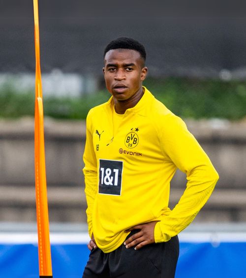 24 de ani, nu 20  Tatăl lui Youssoufa Moukoko spune că  i-a falsificat vârsta atacantului   » Răspunsul clubului Borussia Dortmund