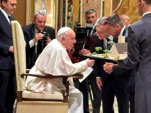 Ioan Varga și Papa Francisc (sursă foto: Fanatik.ro)