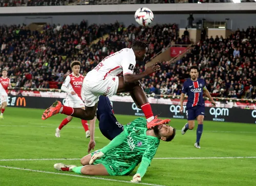 Gianluigi Donnarumma a fost călcat pe față de Wilfried Singo FOTO Imago