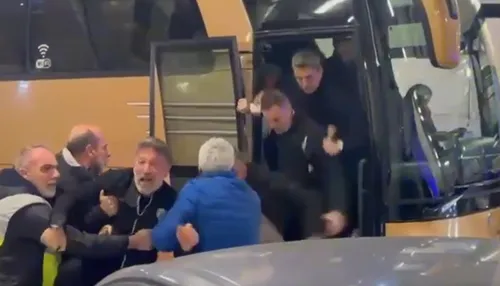 Provocați de fanii lui AEK, oficialii lui PAOK au răspuns. Răzvan Lucescu a vrut să iasă din autocar și a căzut de pe scară, peste alți secunzi