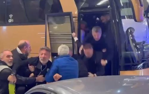 Provocați de fanii lui AEK, oficialii lui PAOK au răspuns. Răzvan Lucescu a vrut să iasă din autocar și a căzut de pe scară, peste alți secunzi