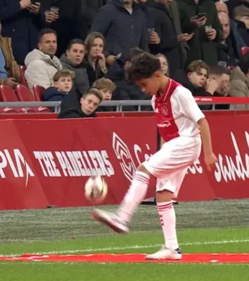 Show pe &bdquo;Johan Cruyff Arena&rdquo;&nbsp;Un junior al lui Ajax i-a uimit pe juc&#259;tori &#537;i a &icirc;nt&acirc;rziat startul meciului: 2.424 de atingeri ale mingii! Fotbali&#537;tii s-au oprit s&#259;-l felicite