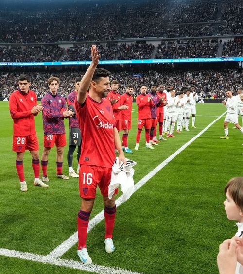 Momente superbe pe Bernabeu  VIDEO : Jesus Navas,  aplaudat la scenă deschisă  de fanii rivalei Real Madrid la ultimul meci din carieră