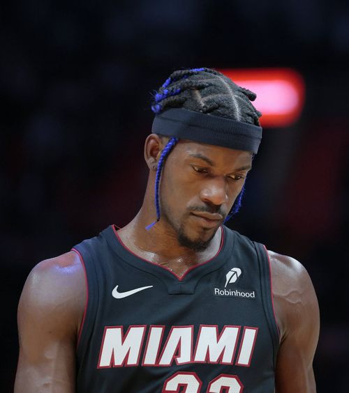 Butler le forțează mâna Starul lui Miami Heat cere să fie lăsat să plece oriunde altundeva: „Sunt fericit,  dar în afara terenului ”. Răspunsul ferm al echipei