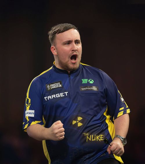 „S-a născut o stea” Fascinanta poveste a lui Luke Littler, 17 ani,  cel mai tânăr campion mondial la darts.  Joacă de când era în pamperși!