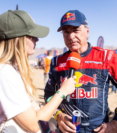 Raliul Dakar  VIDEO:  Carlos Sainz  s-a răsturnat  cu mașina. Imagini spectaculoase cu momentul în care mașina e repusă pe roți