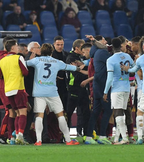 Derby cu scântei în Serie A  AS Roma - Lazio s-a încheiat cu un  scandal . De la cine a pornit scânteia: „Nu trebuia să facem asta aici”