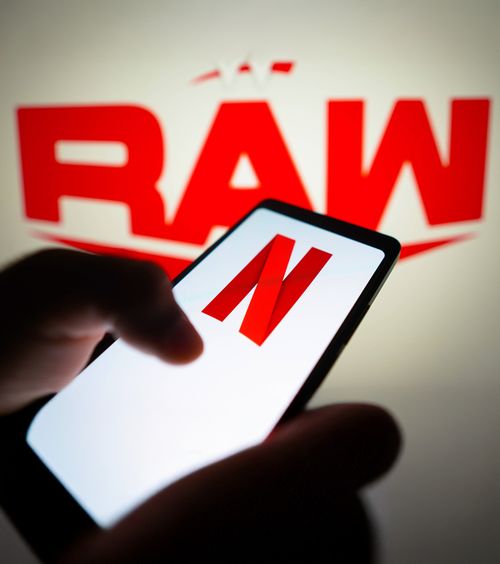 WWE intră în era Netflix   Show-urile se văd și  în România , începând din această noapte