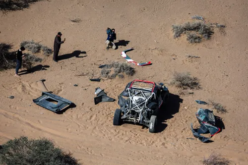 Loeb s-a răsturnat la Raliul Dakar!  VIDEO : Momentul în care pilotul  Dacia Sandriders  pierde controlul mașinii și se rostogolește de mai multe ori