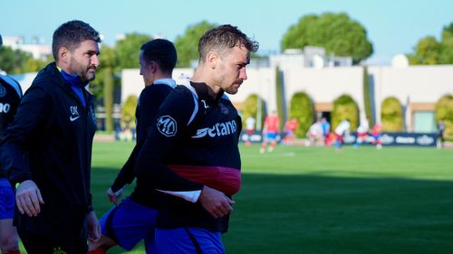 Darius Olaru, accidentare gravă în FCSB - Hamburg. Foto: iosif Popescu / GOLAZO.ro