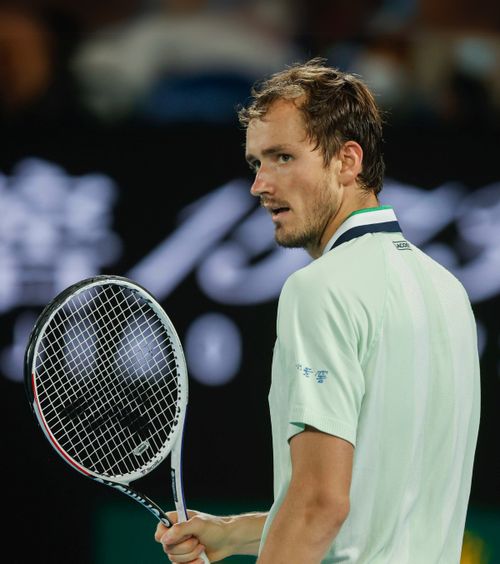 Medvedev, criză de nervi  VIDEO:  Rusul  a distrus o cameră  și propria rachetă, în primul meci de la Australian Open