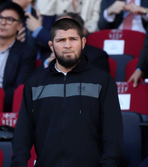 Dat jos din avion   Khabib Nurmagomedov,  fost campion în MMA, dispută cu însoțitorii de zbor: „Care a fost motivul? Nu sunt sigur”