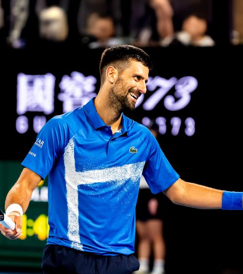 Djokovic, ca Steffi Graf  Dialog de la distanță între sârb și un fan, la finalul partidei de la  Australian Open:  „Îmi pare rău, prietene. Am o soție”😊