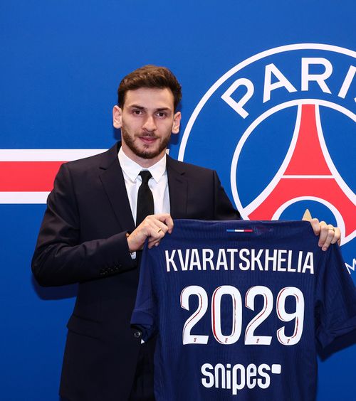 Oficial Kvicha Kvaratskhelia  a semnat cu PSG  cu contract valabil până în 2029 