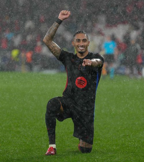 Scântei pe „Da Luz” Cine a provocat scandalul de după meciul Benfica - Barcelona.  S-a năpustit  asupra arbitrului și i-a cerut socoteală » Filmul evenimentelor