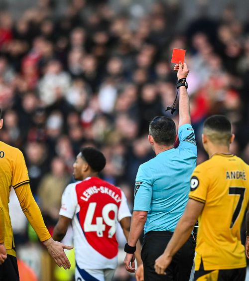 „Atacuri detestabile”  Arbitrul Michael Oliver,  amenințat cu moartea  după cartonașul roșu acordat în meciul Wolves - Arsenal