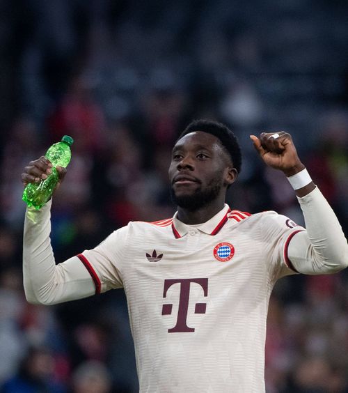 Fotbalist și cântăreț  Alphonso Davies și-a anunțat  prelungirea contractului  cu Bayern printr-o piesă hip-hop