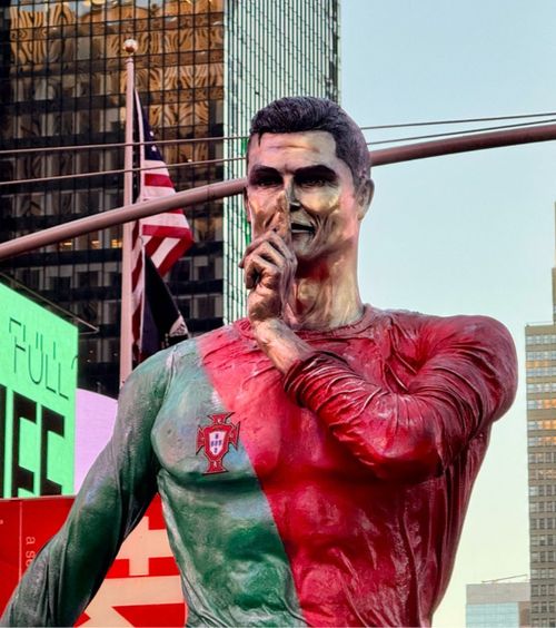 Eveniment în cinstea lui Ronaldo  Statuie uriașă,  în Times Square,  pentru a marca cea de-a 40-a aniversare a starului portughez