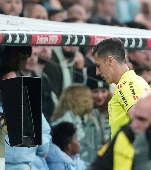 „Îl calcă. Voi fluiera” Arbitrul de la Real - Atletico 1-1 a cerut mai multe imagini la faza penalty-ului, însă  nu existau