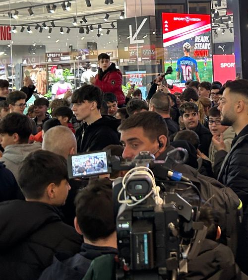 Scandări triviale în mall Zeci de copii au scandat  refrene vulgare, rasiste și homofobe  la un eveniment public cu Tavi Popescu. Fotbalistul a intervenit