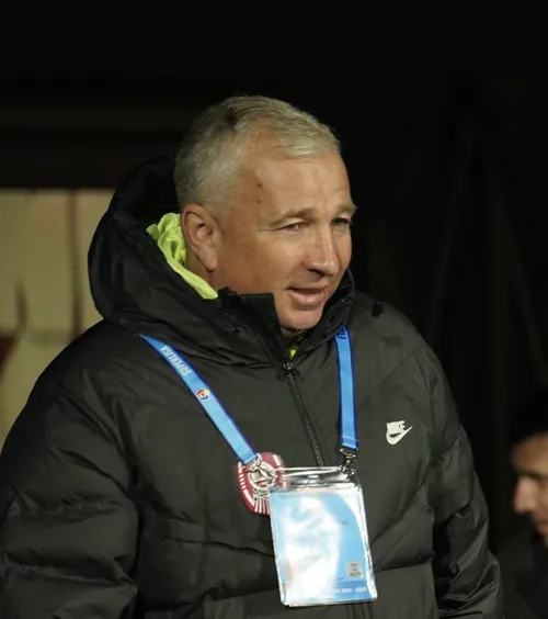 „Sunt ăla care nu face nimic”   Dan Petrescu , după ce a fost întrebat de forma lui Louis Munteanu: „Au zis că am ceva cu el! Când nu dă goluri, eu sunt vinovat”