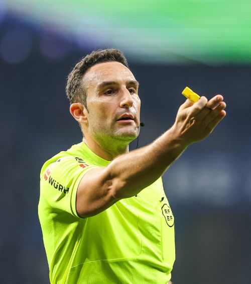 S-a corectat singur  Arbitrul a fost chemat la VAR pentru a verifica un posibil penalty pentru Oviedo, a cerut mai multe imagini și  a schimbat complet decizia